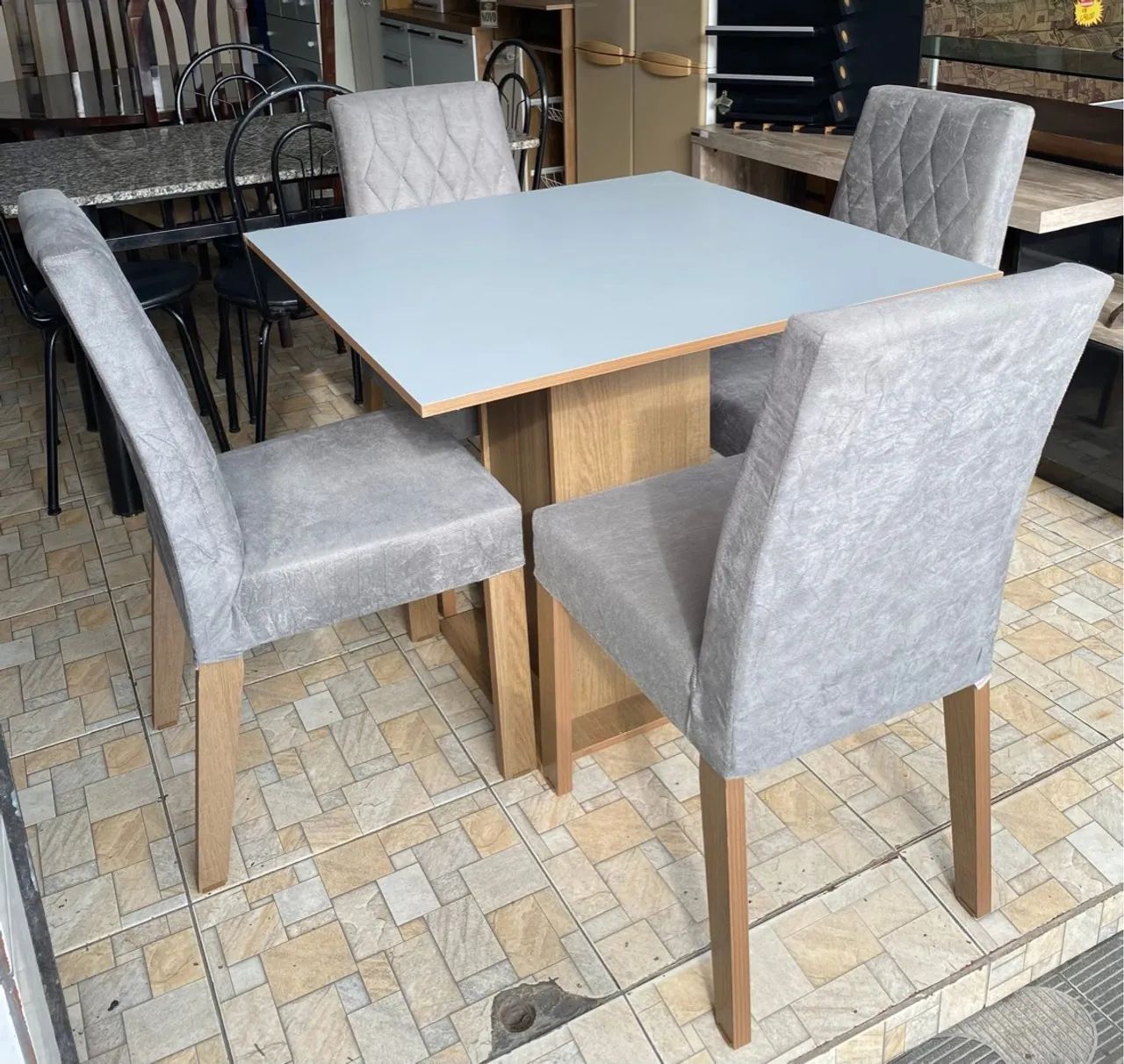 Mesa com 4 cadeiras IMPECÁVEL  - Foto 3