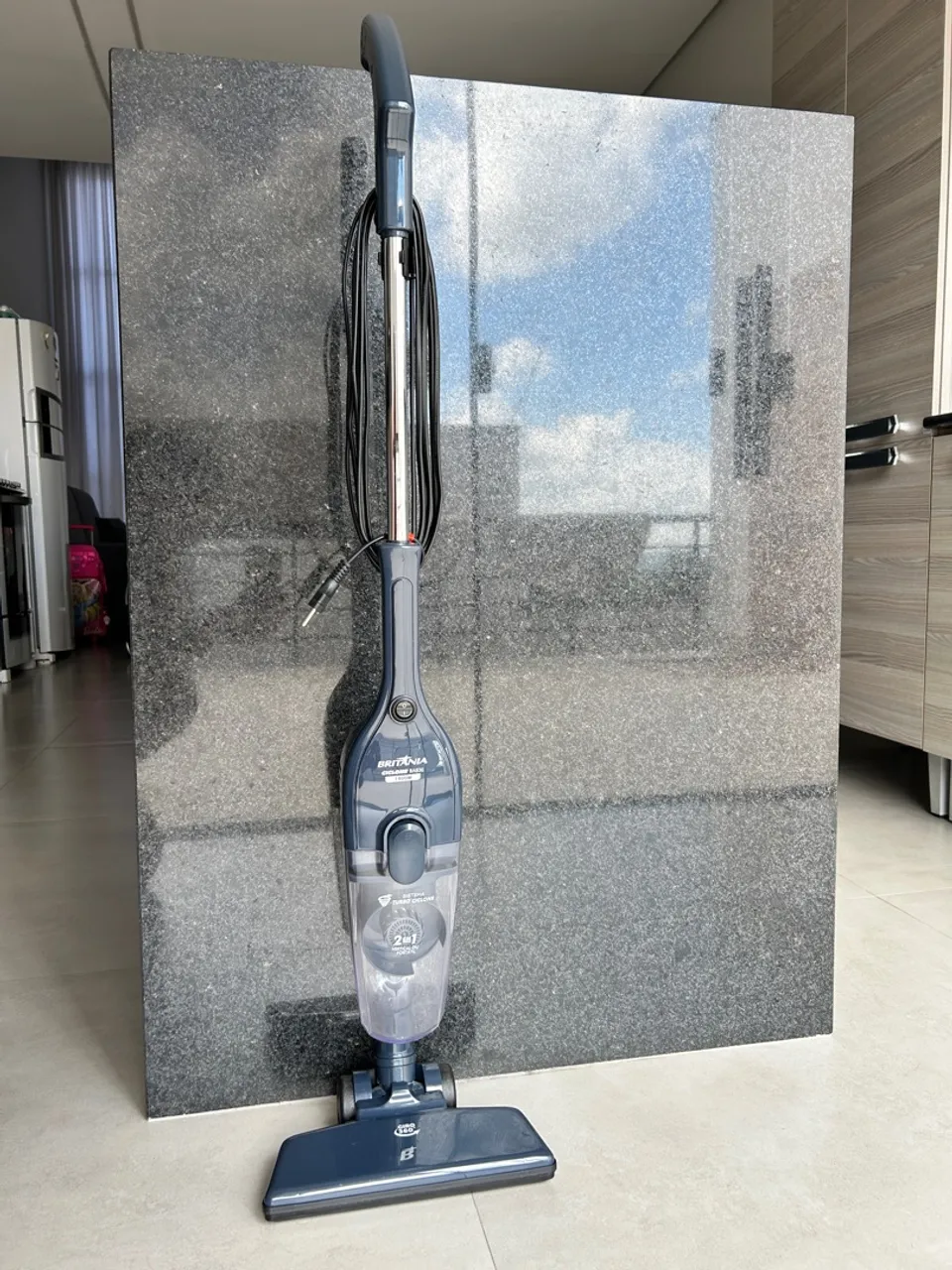 Aspirador de Pó Vertical Britânia 2 em 1 Cyclone Force