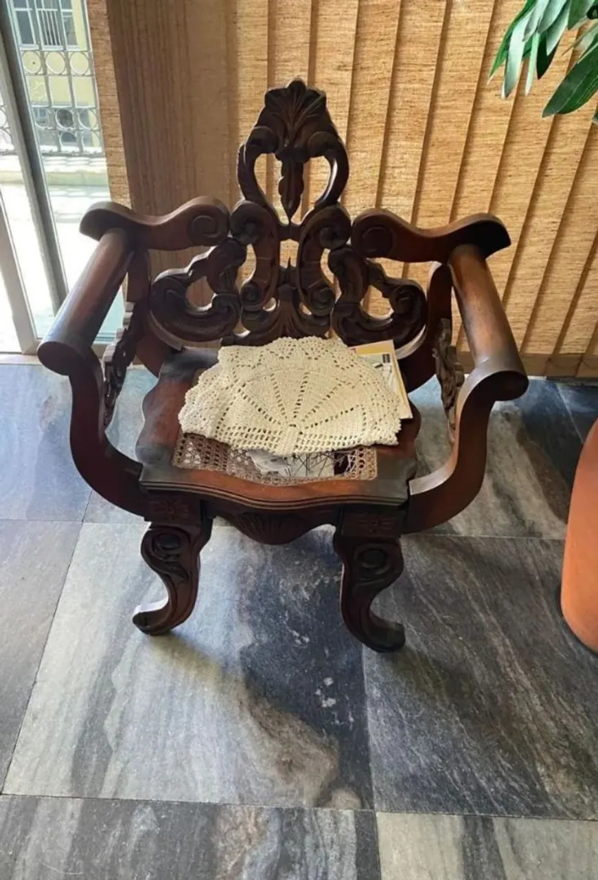 Mesinha e Par de poltronas em madeira nobre, ricamente entalhada.