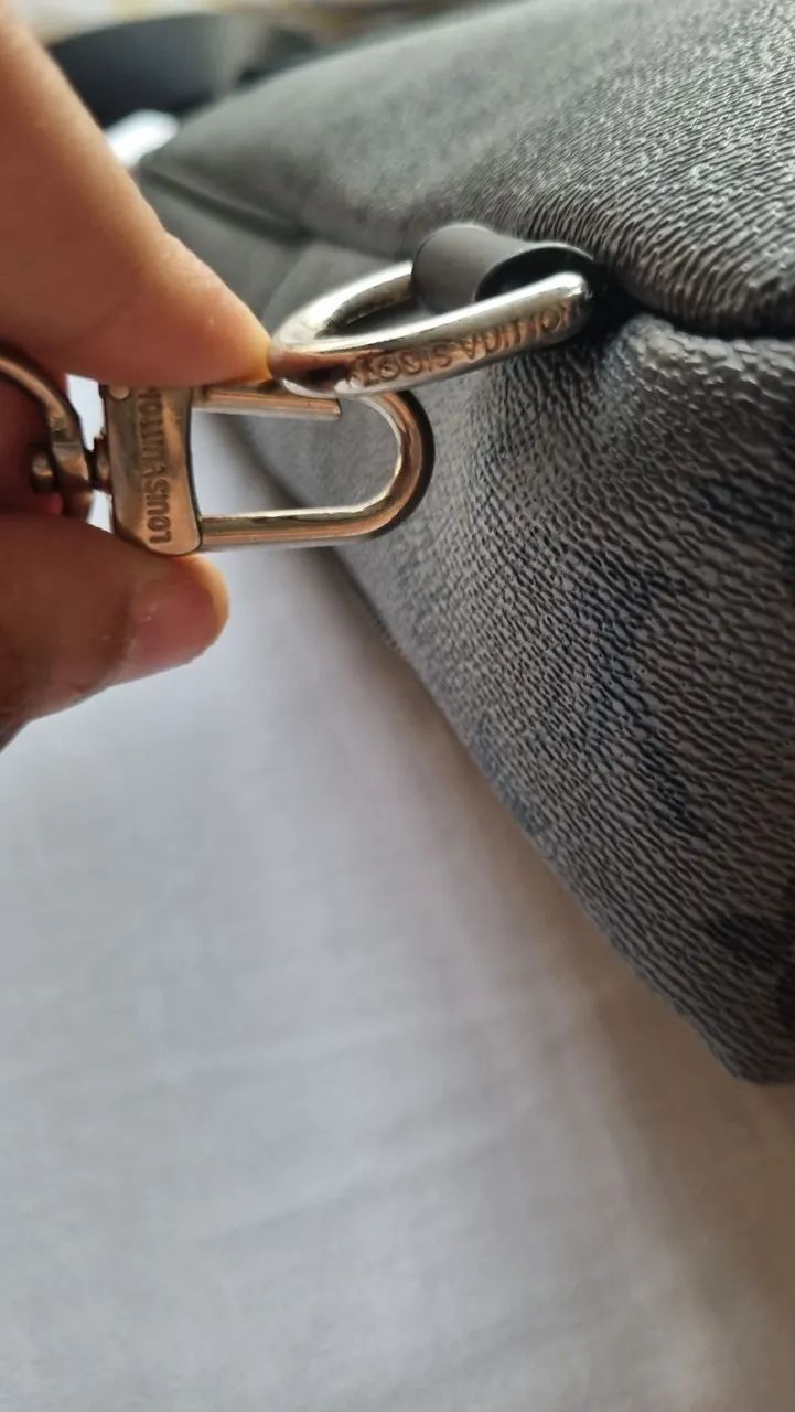 Bolsa Louis Vuitton Cinza e Preta (Masculina) - Foto 4