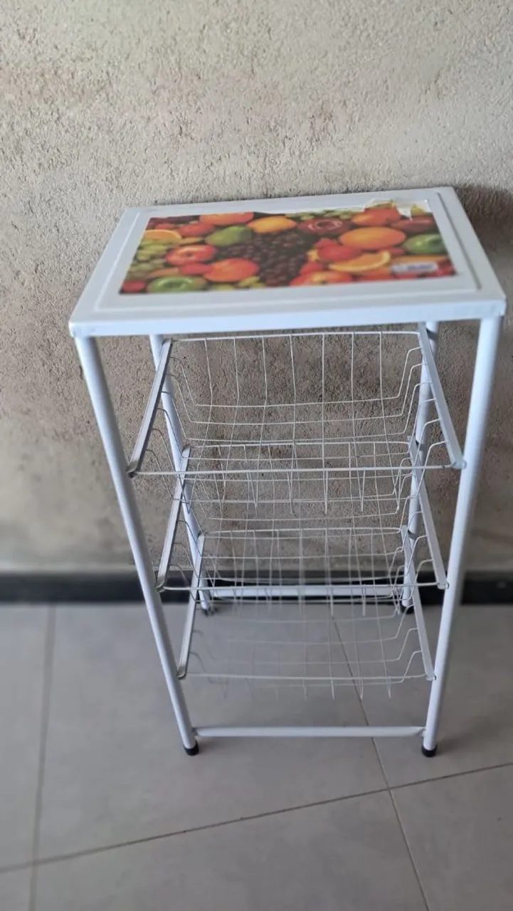 Fruteira com 3 prateleiras deslizantes em aço semi nova.