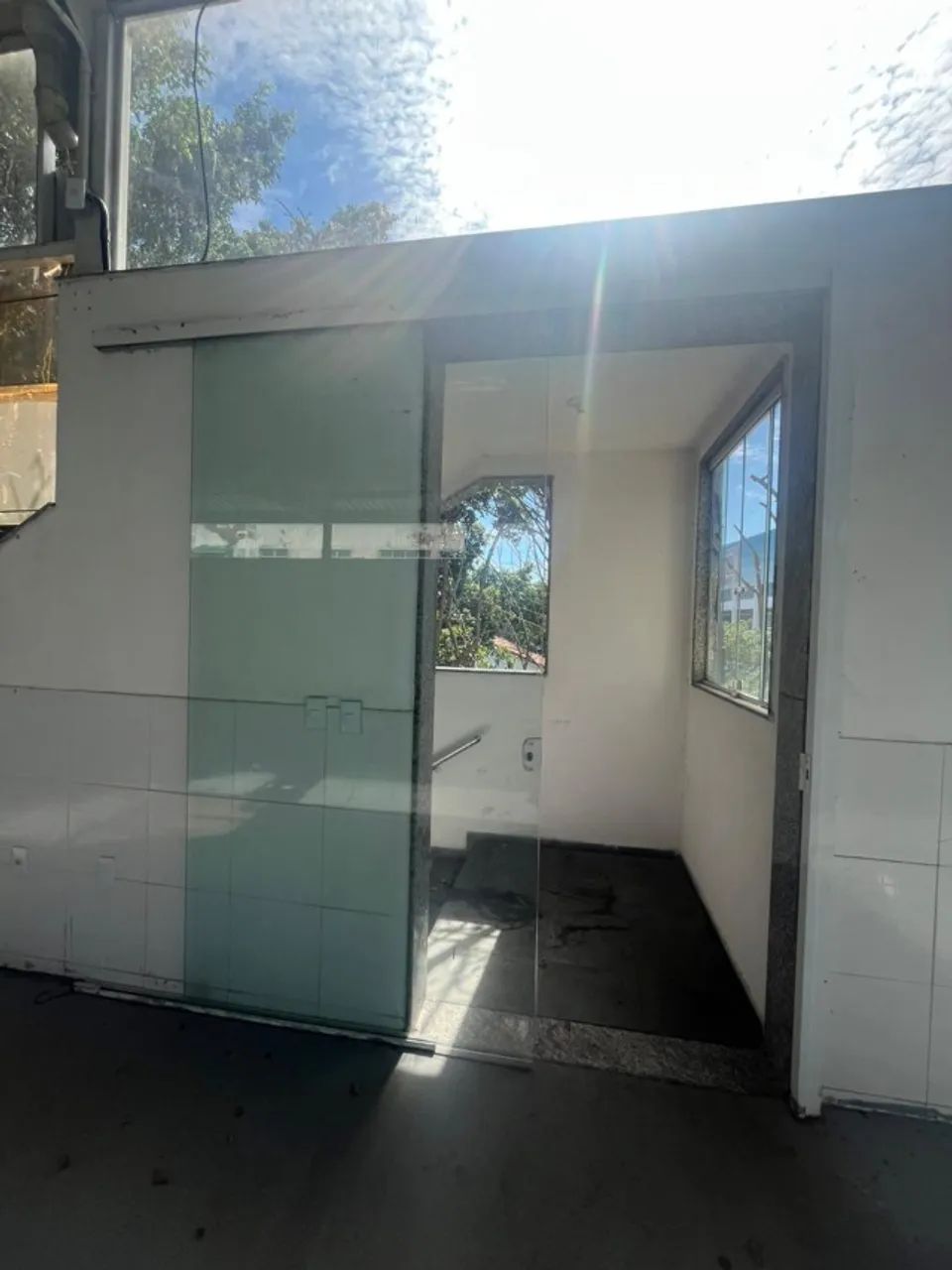 ALUGA-SE PRÉDIO COMERCIAL COM 3 ANDARES DE 242m² - COLUBANDÊ - Foto 2