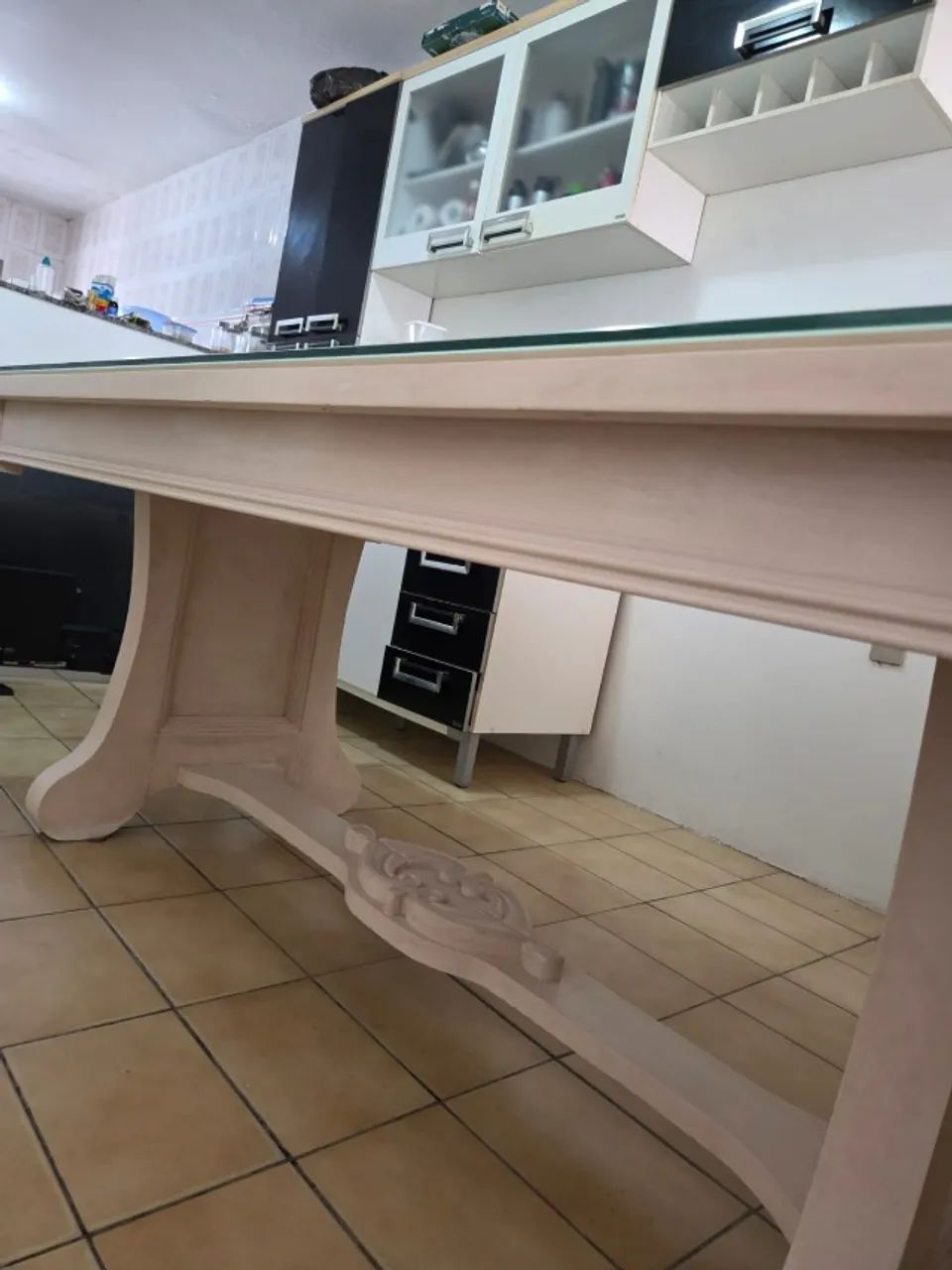 Mesa de madeira artesanal esculpida com vidro