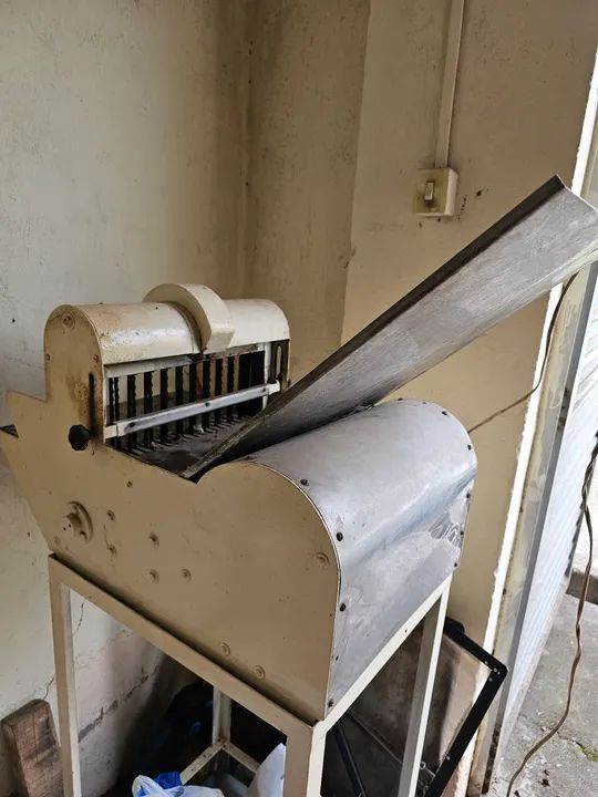 Fatiadora de pão usada.