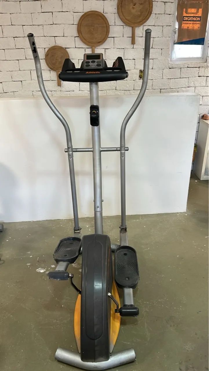 Elíptico Athletic Advanced 330E, em bom estado