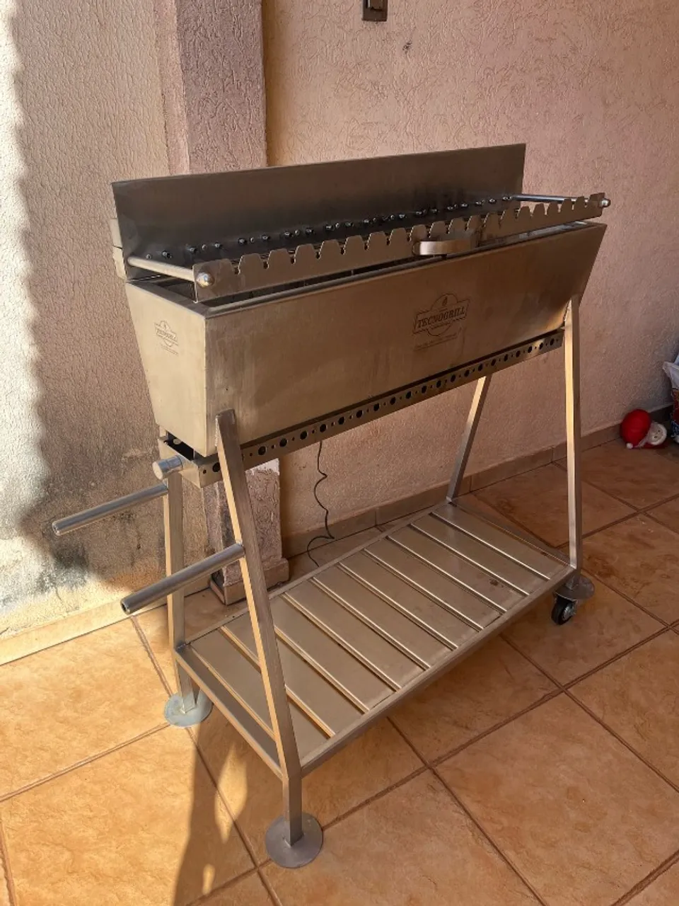 Churrasqueira em Inox para 19 espetos, com motor.