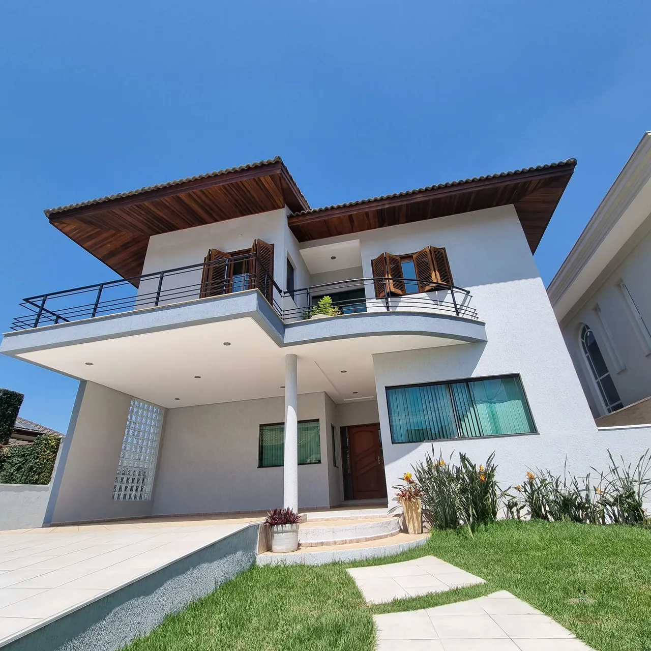 Lindo Sobrado em condomínio fechado com 515 m² 3 amplas suites e area de lazer completa, e