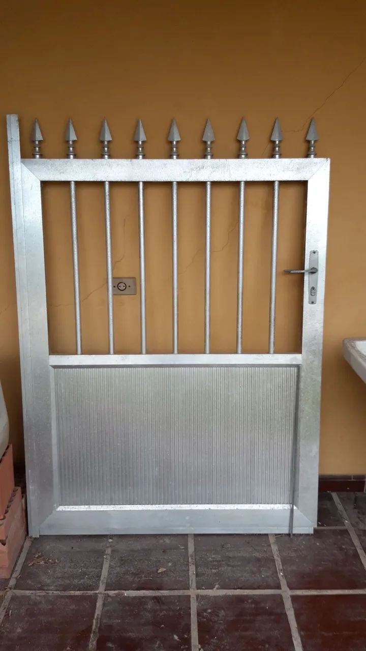 Porta de Alumínio com lança na medida de altura 2,60m X largura 1,20m 