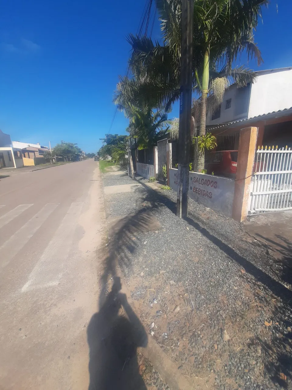Terreno com 3 kitinetes qie rendem aluguel