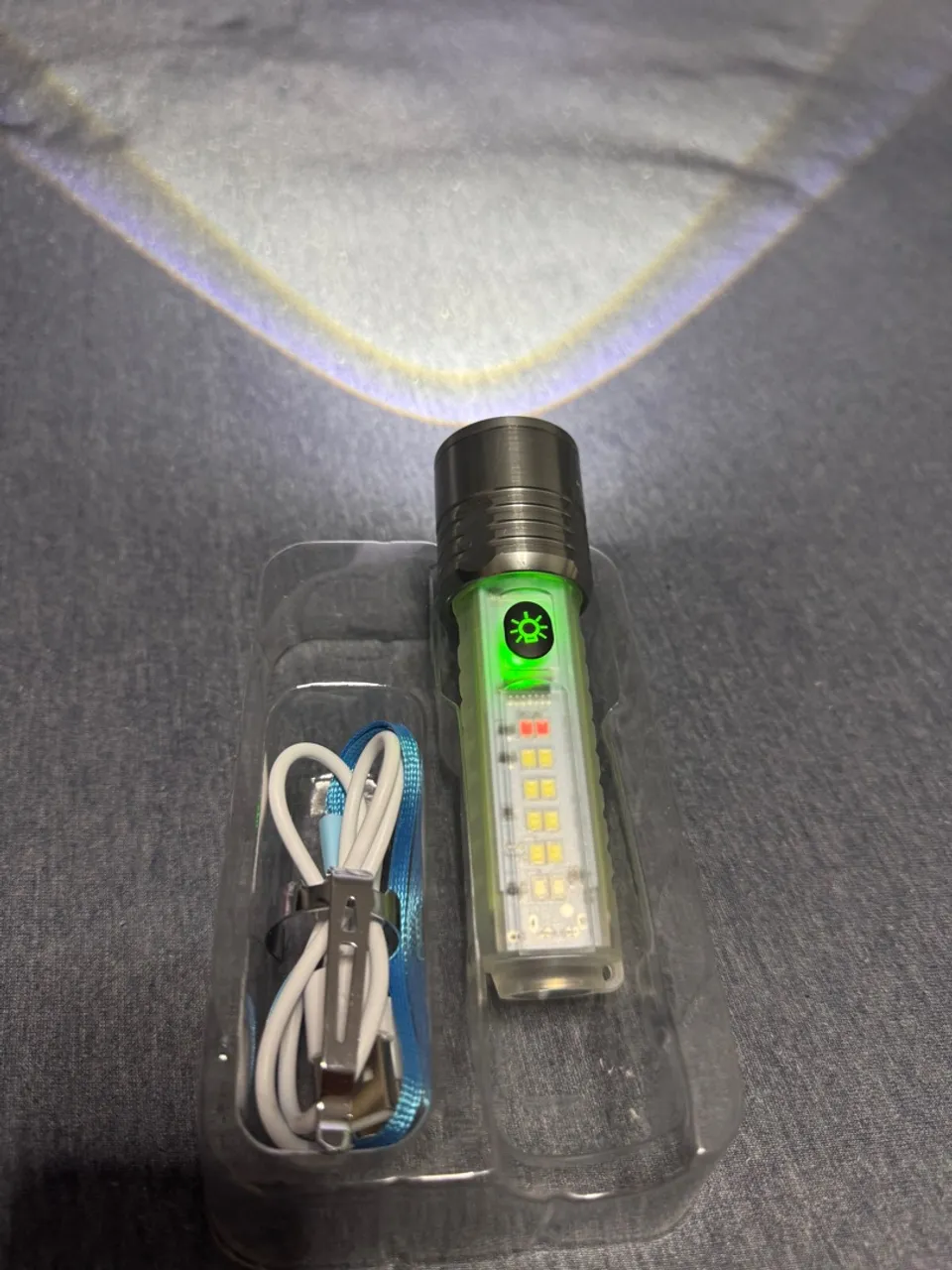 Lanterna LED Recarregável - Isqueiro de Plasma - Iluminação Potente e Portátil