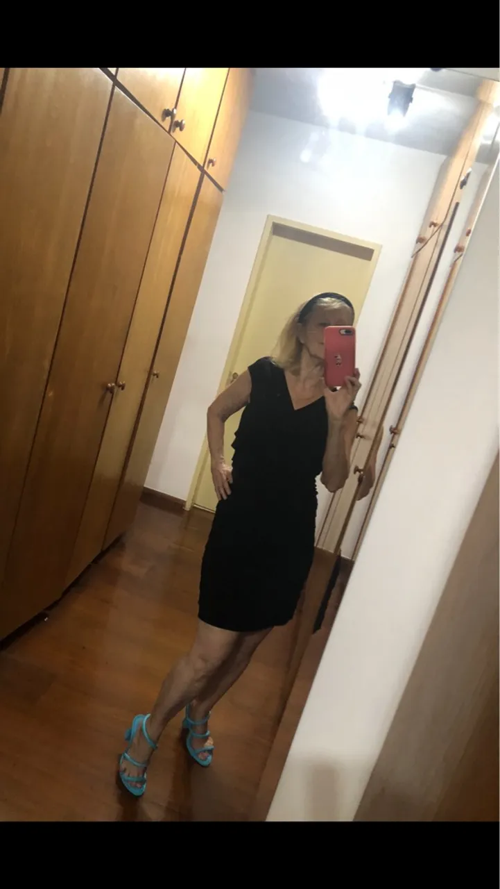 Vestido preto elegante com sandálias azuis