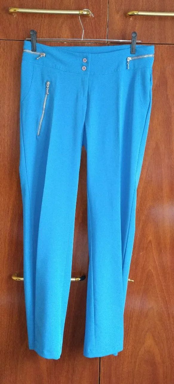 Calça azul com detalhes em zíper