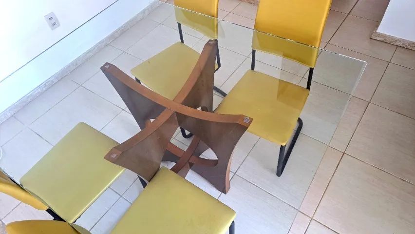 Mesa com tampo de vidro, base e 4 cadeiras - Foto 5