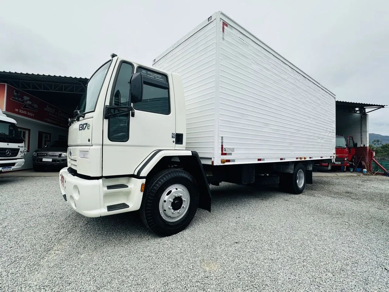 FORD CARGO 1317 COM BAÚ, REDUZIDO  - Foto 5