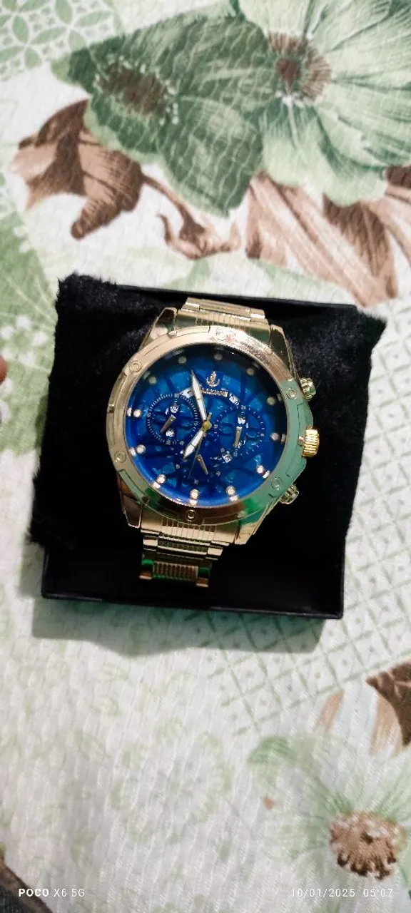 Relógio Dourado com Mostrador Azul