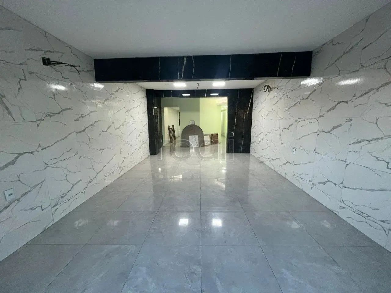 Prédio Comercial com Estrutura Ampla - Frente ao Colégio Militar - Foto 2