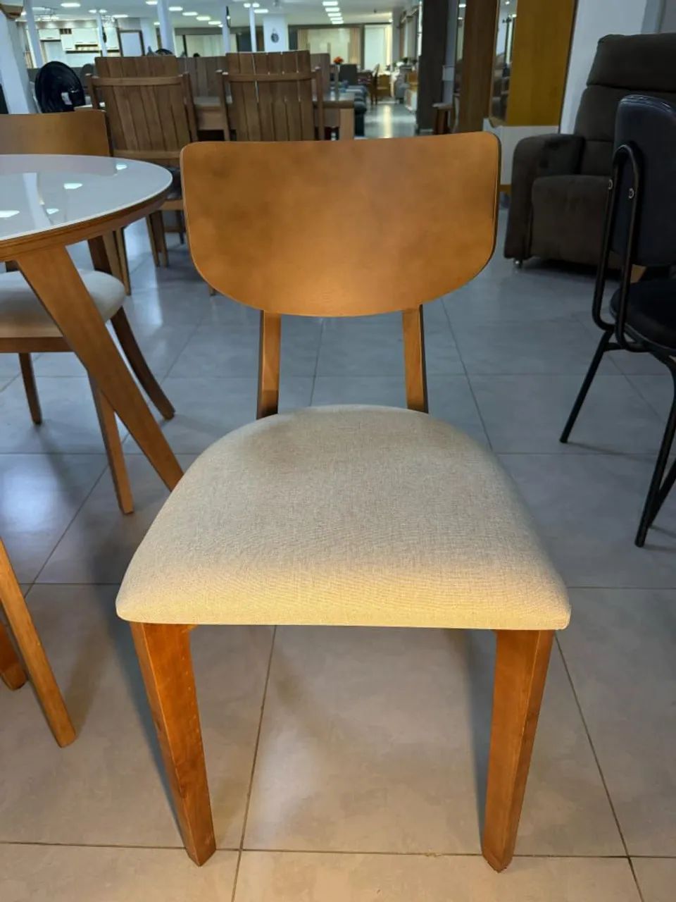 Mesa de jantarRedonda com 4 Cadeiras em Madeira - Foto 5