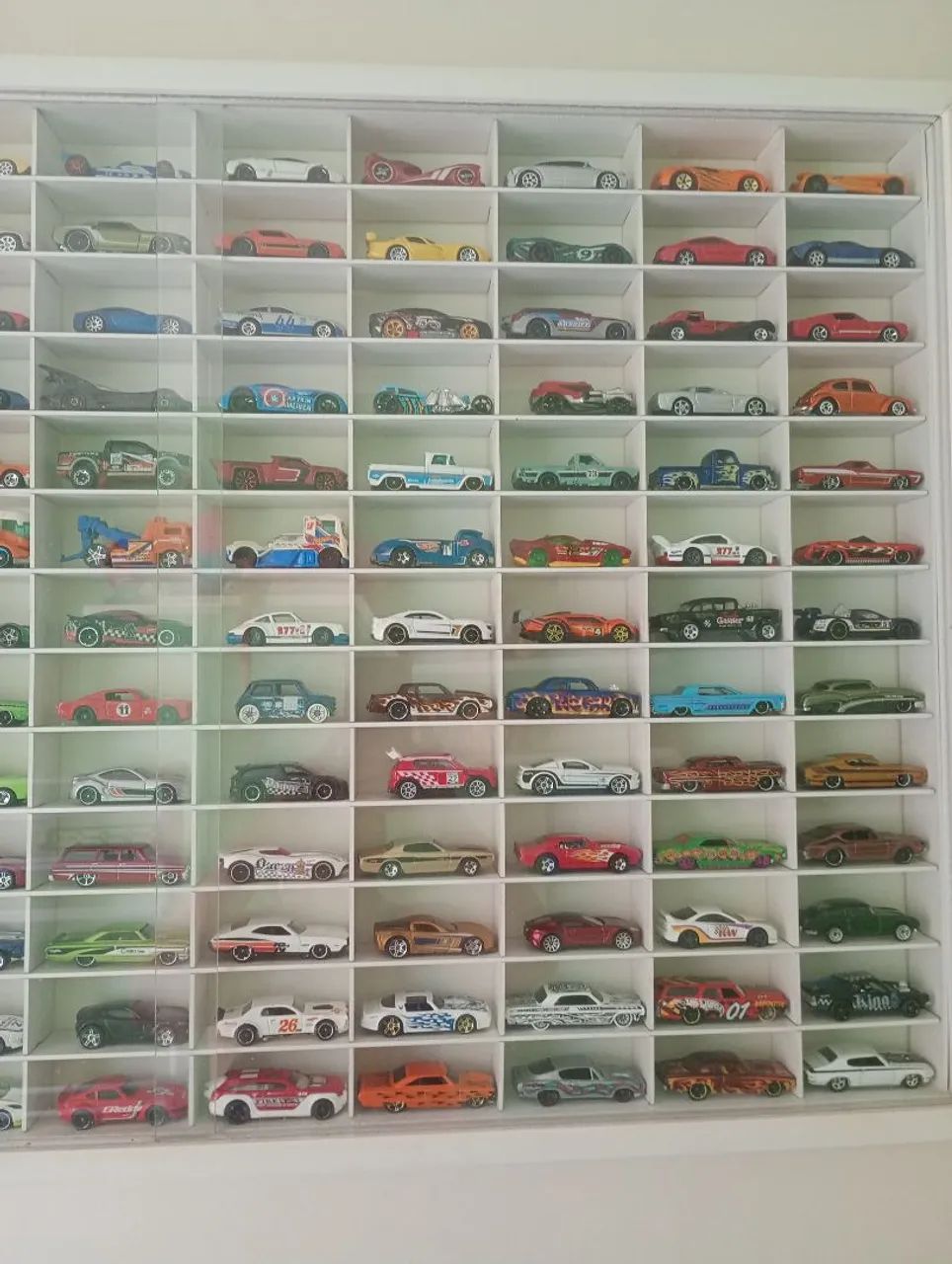  130 carrinhos da coleção Hotwheels + Expositor  - Foto 3