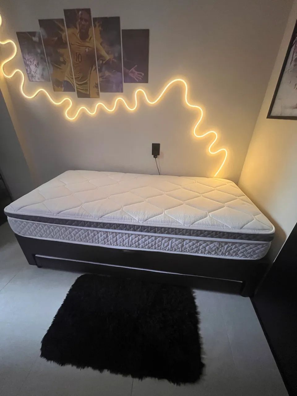 Cama solteirão + baú (Colchão e baú)