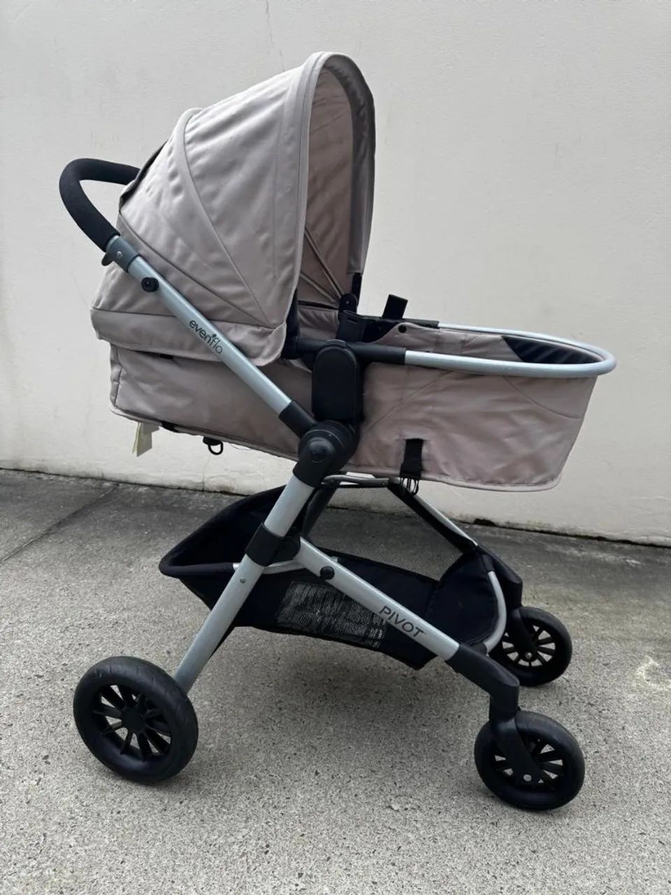 Carrinho bebê com bebê conforto ,semi novo 
