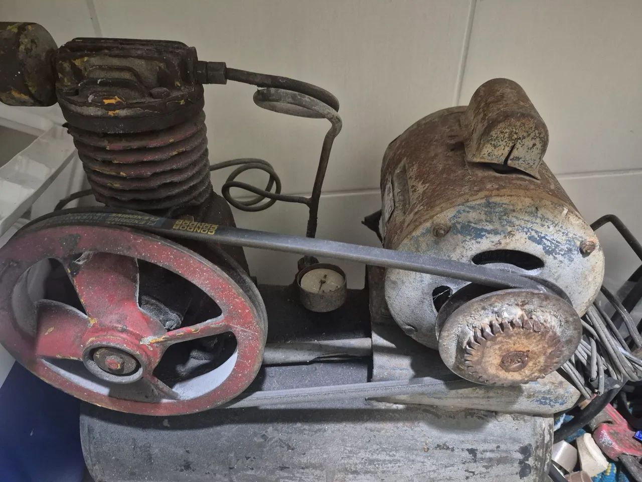 Vendo compressor de ar funcionando 