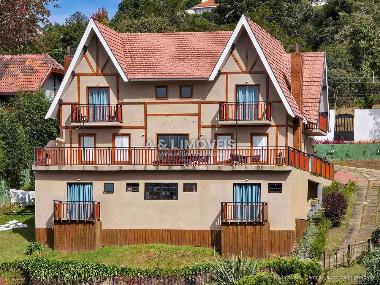 Pousada à venda com 8 suítes e chalé em Campos do Jordão | 518,55 m²