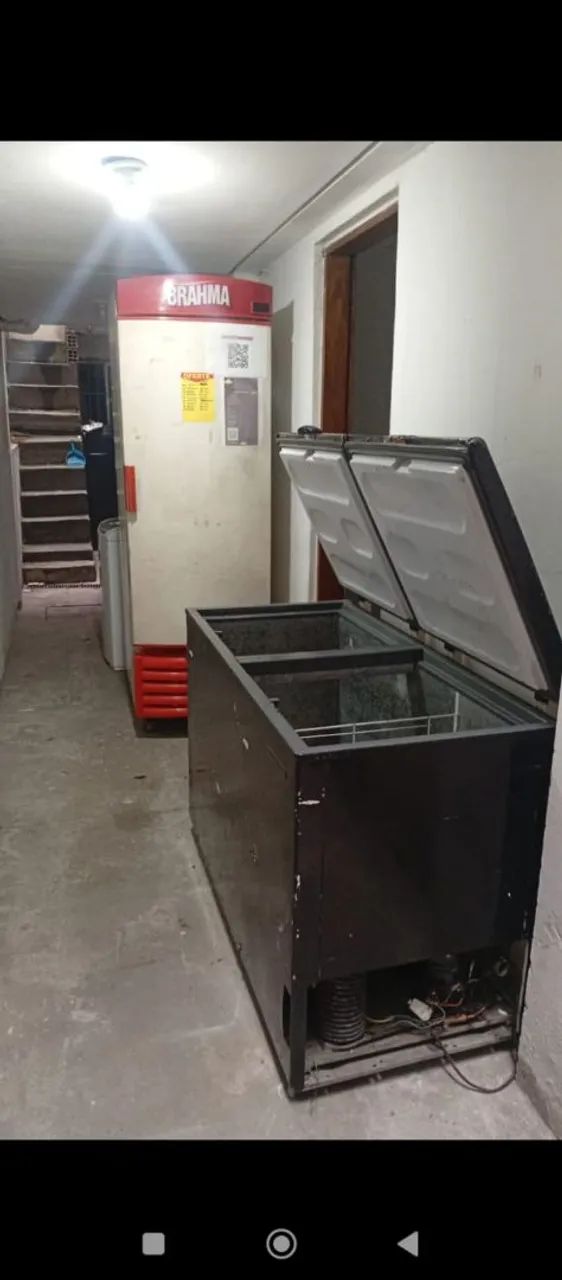 Expositora e um freezer preto. - Foto 2