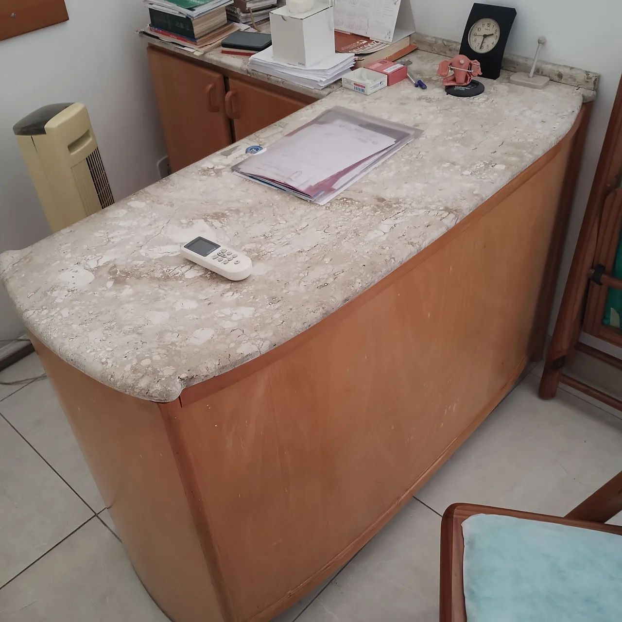 Mesa escritório com bancada em pedra e mais gaveteiro.