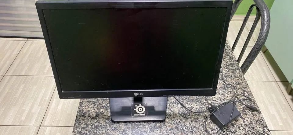 Monitor LG 19,5" (Com Fonte e Cabo VGA) - Ótimo Estado - Foto 2