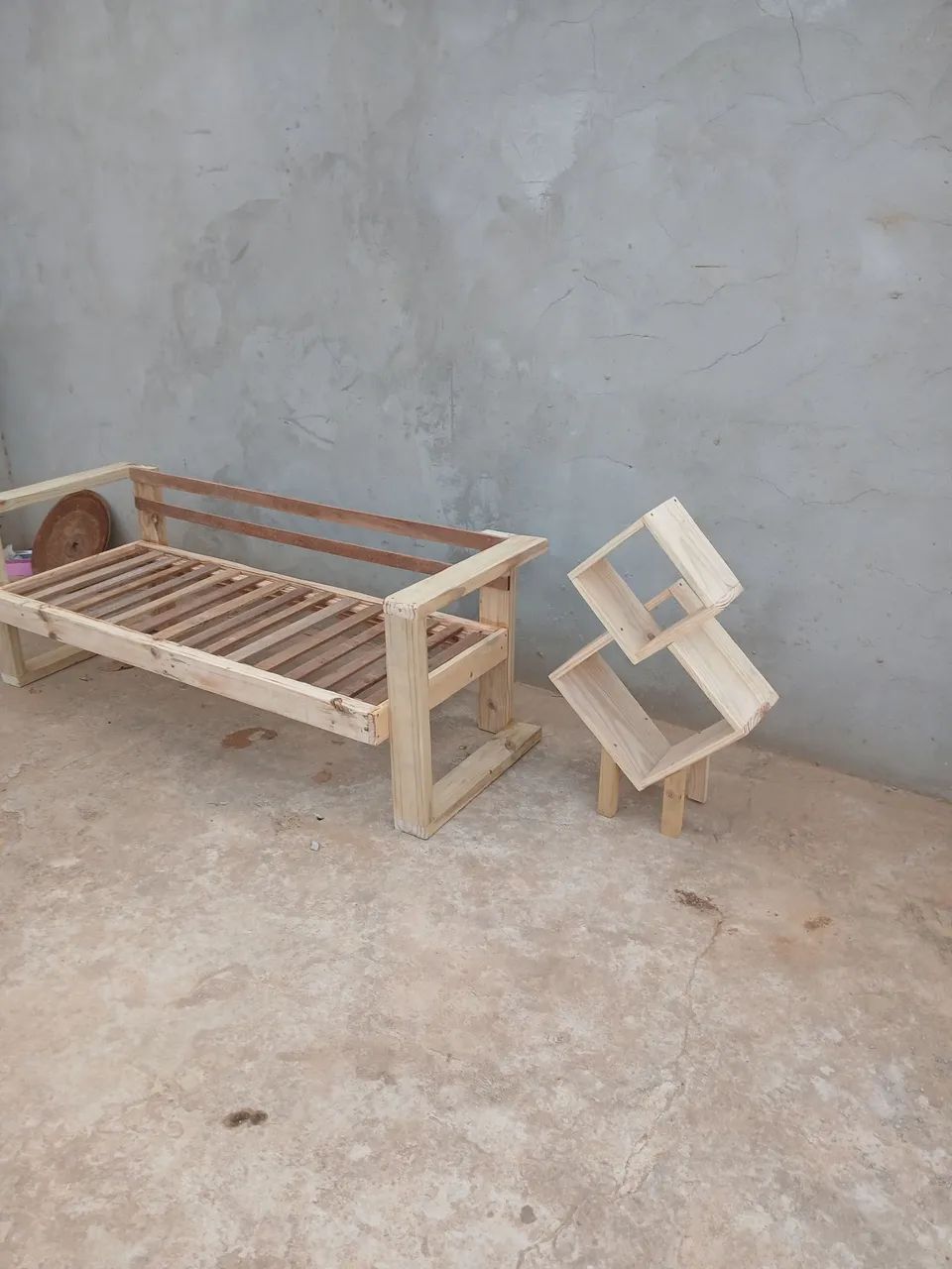 Sofa rustico e porta livros desponivel - Foto 2