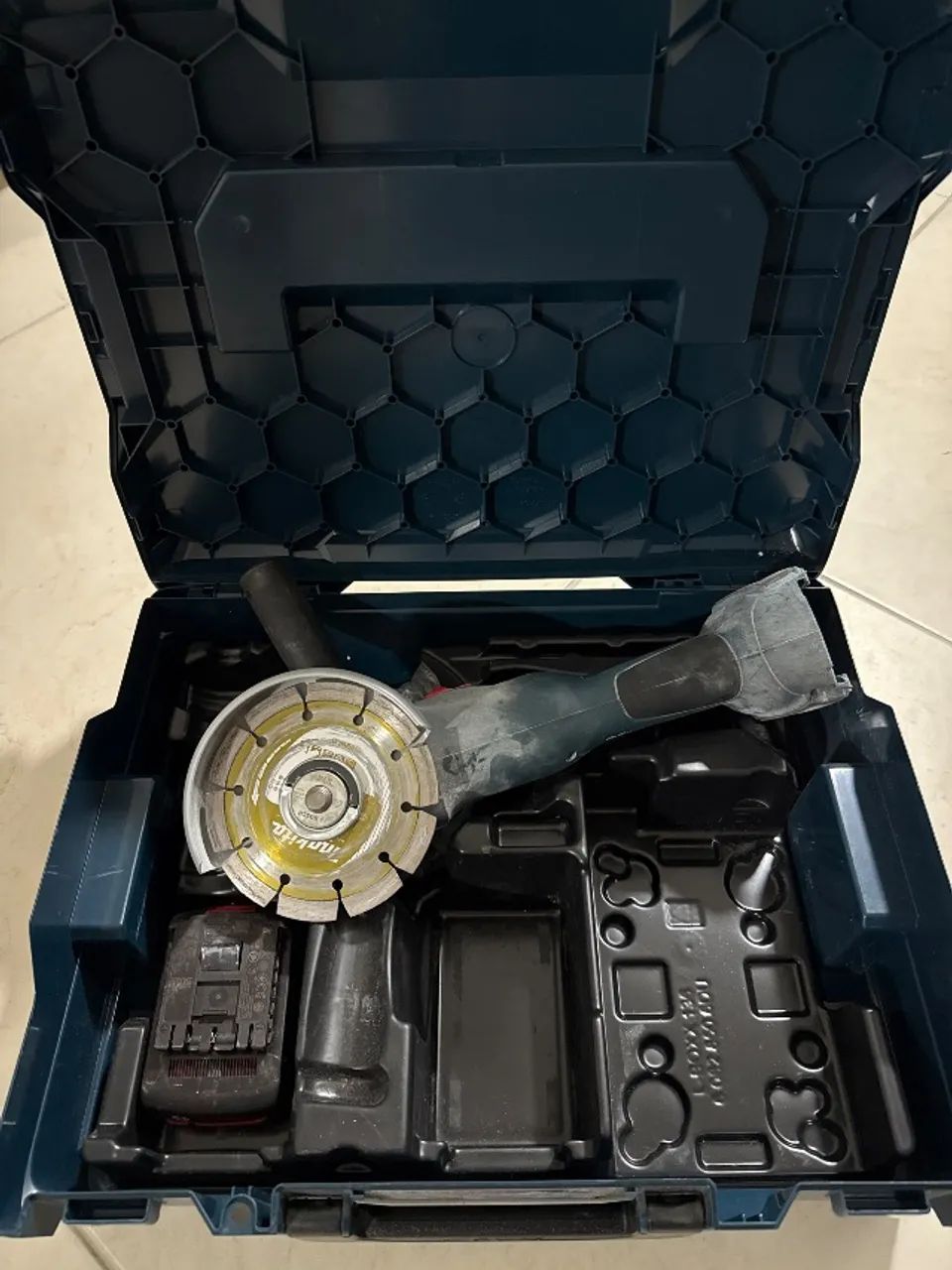 ALUGUEL DE ESMERILHADEIRA BOSCH PROFESSIONAL 18V 