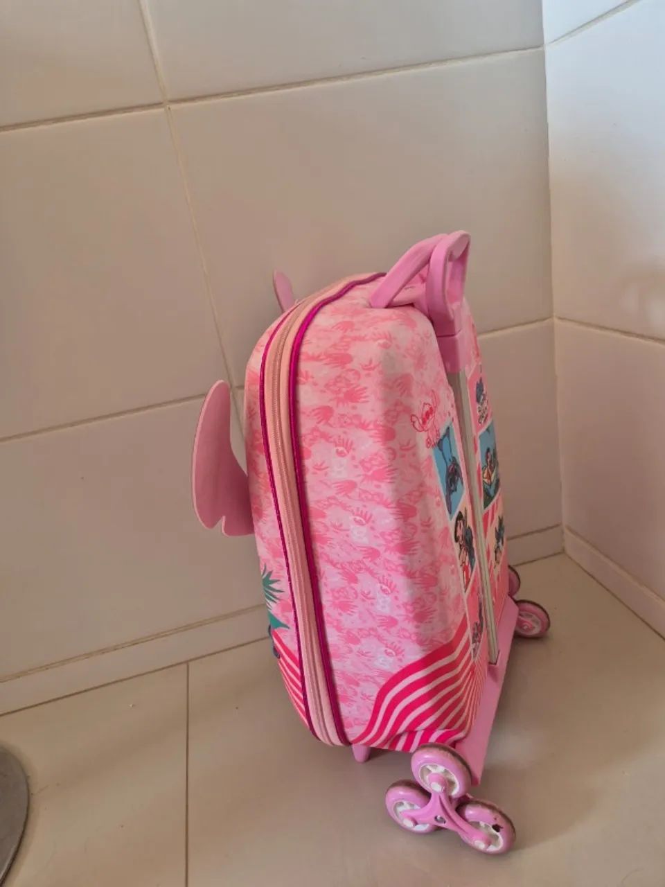 Mochila Stich com rodinhas - Foto 3