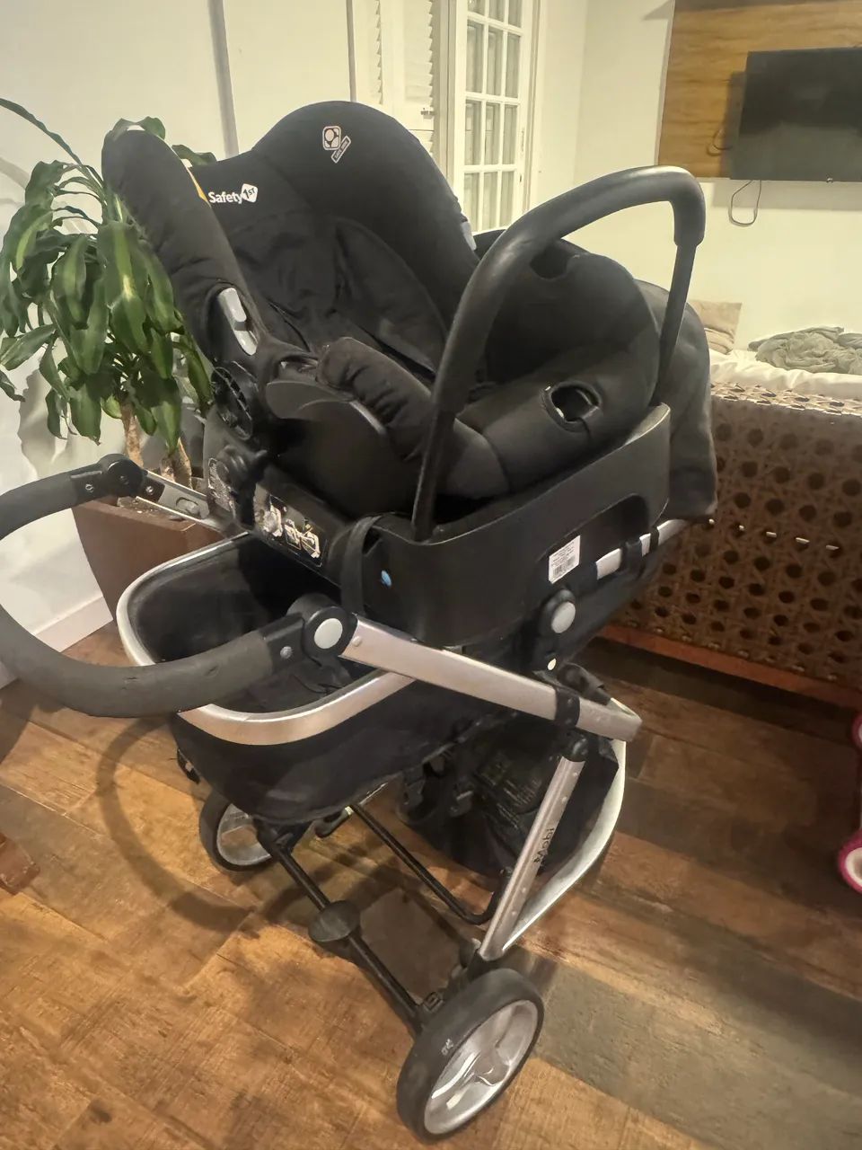 Carrinho de bebê Safety com bebê conforto e base 