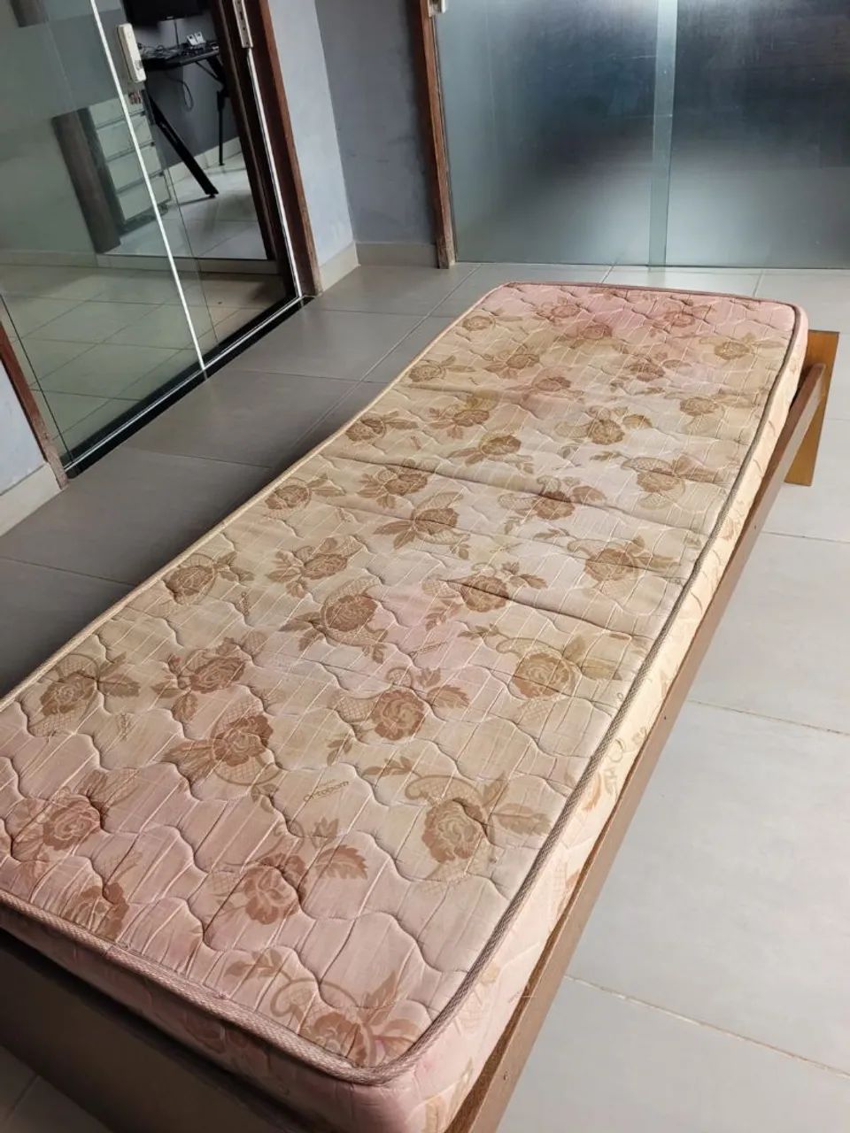 Cama de madeira mais colchão e capa  - Foto 3