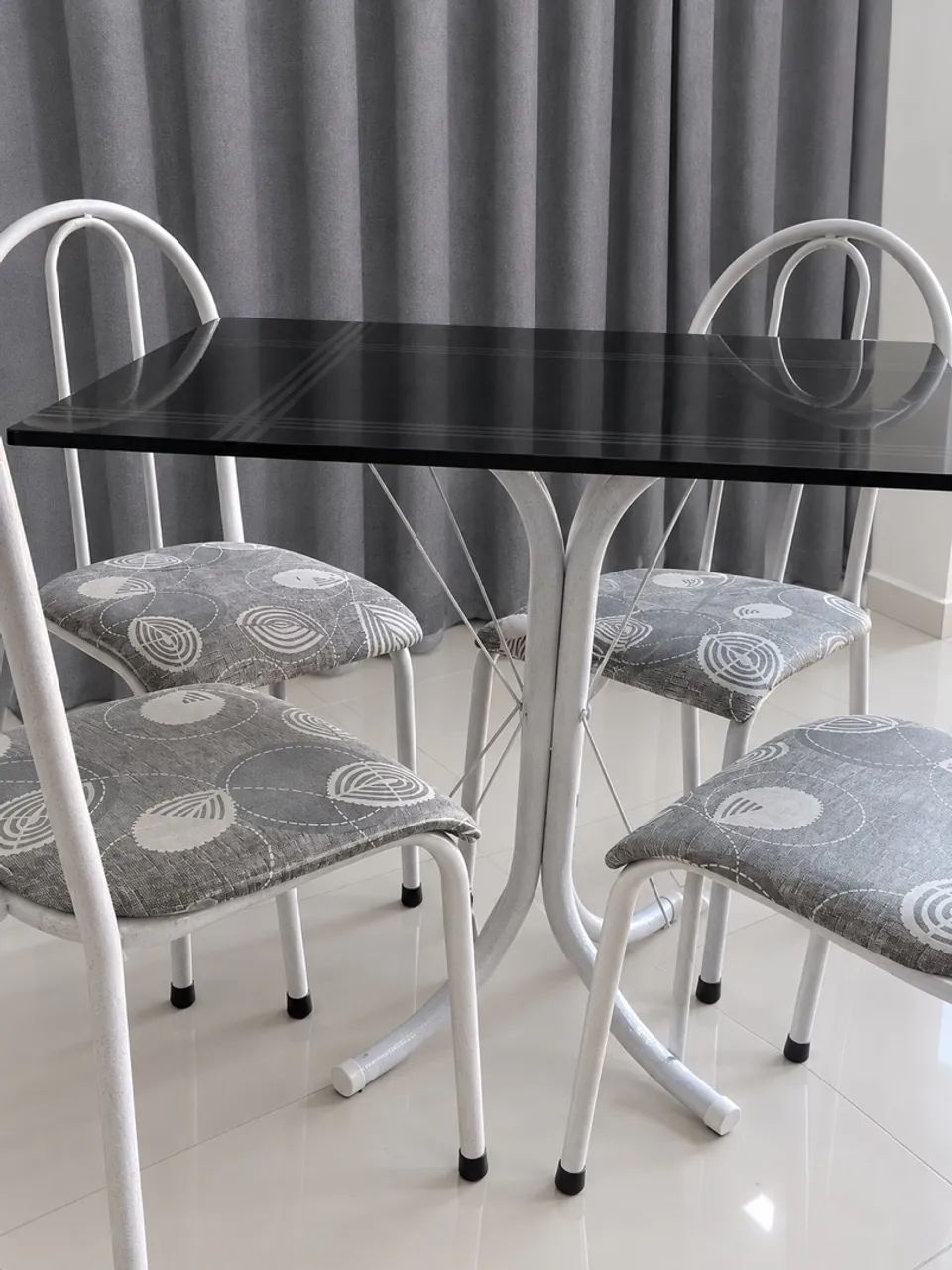 Mesa de mármore com 4 cadeiras  - Foto 4