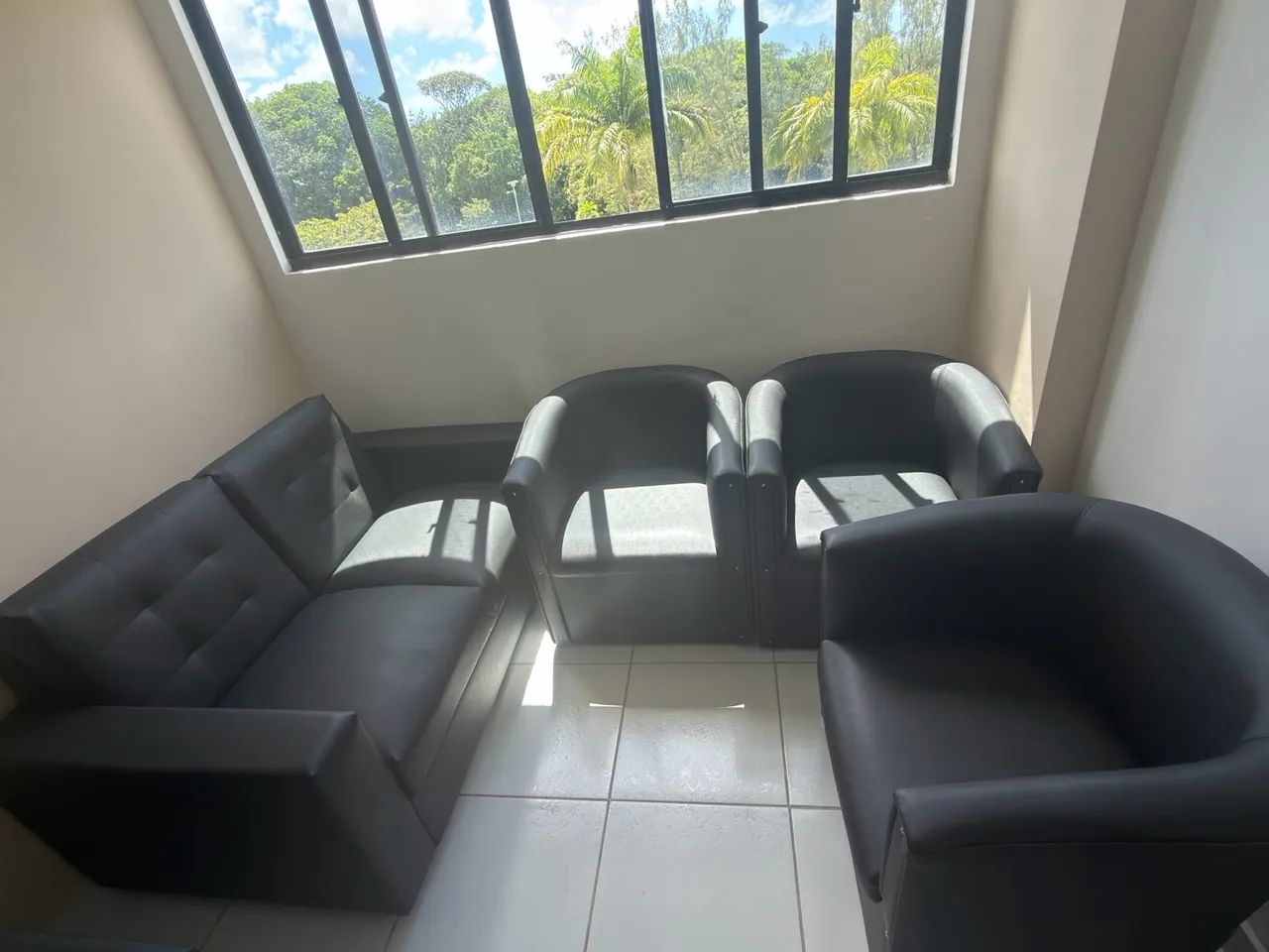Jogo de Sofá e Poltronas preto de Courvin