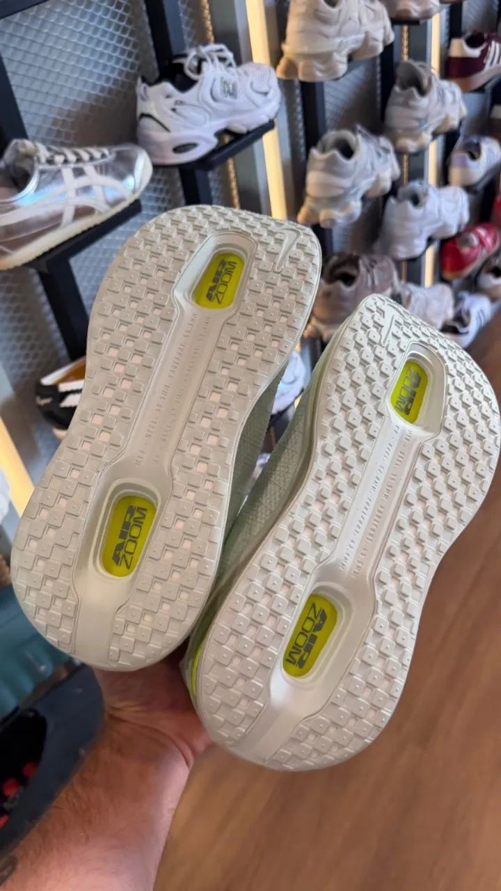 Nike Vomero Premium Barely Volt - Foto 5