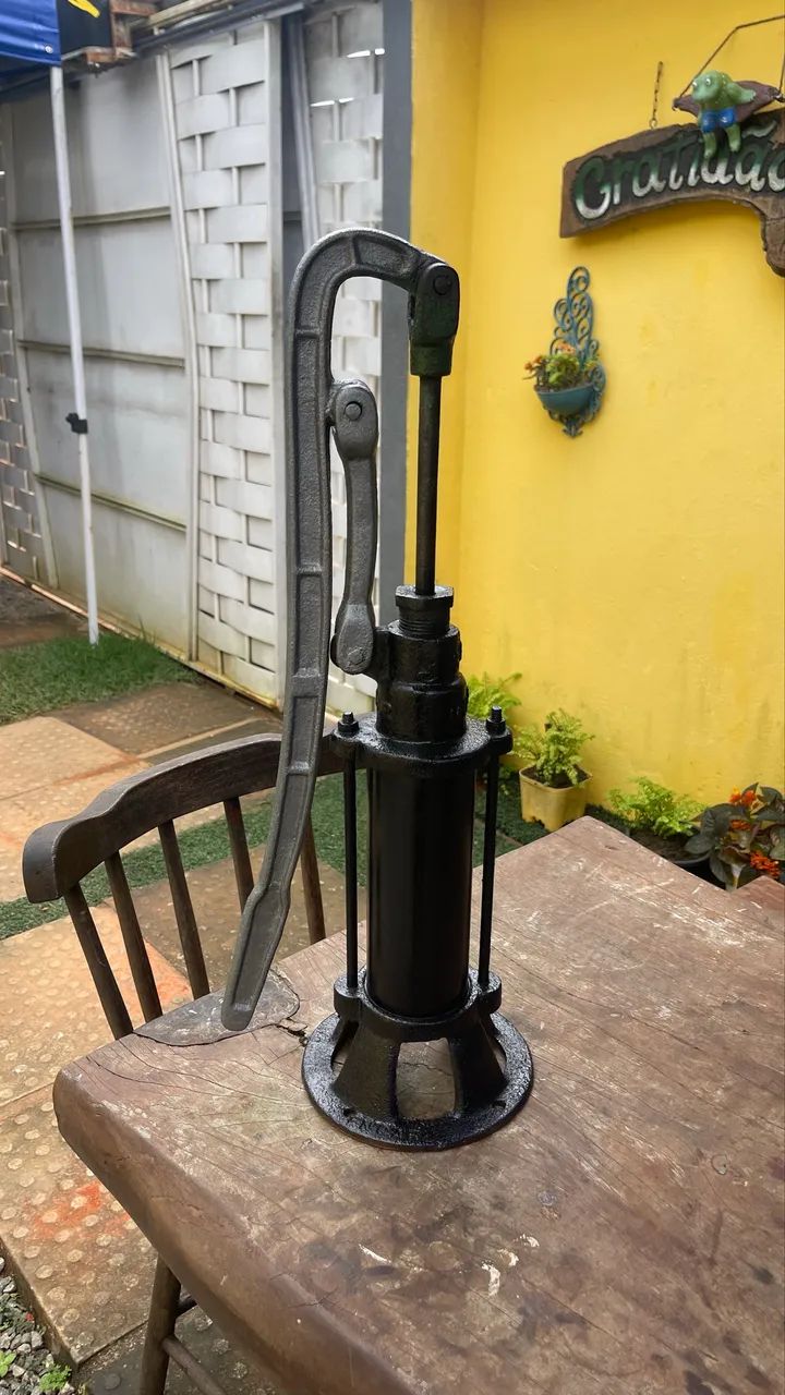 Antiga bomba de água manual