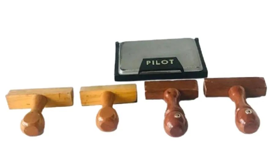 Kit com 4 carimbos em madeira e almofada - década de 1970 - Foto 3