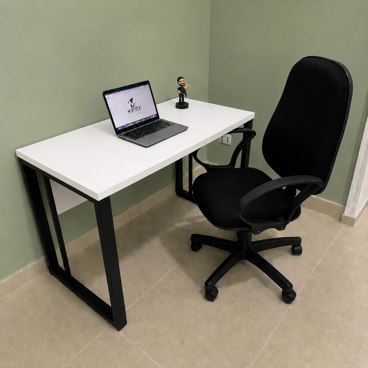 Mesa Happy com tampo branco pés industrial preto 