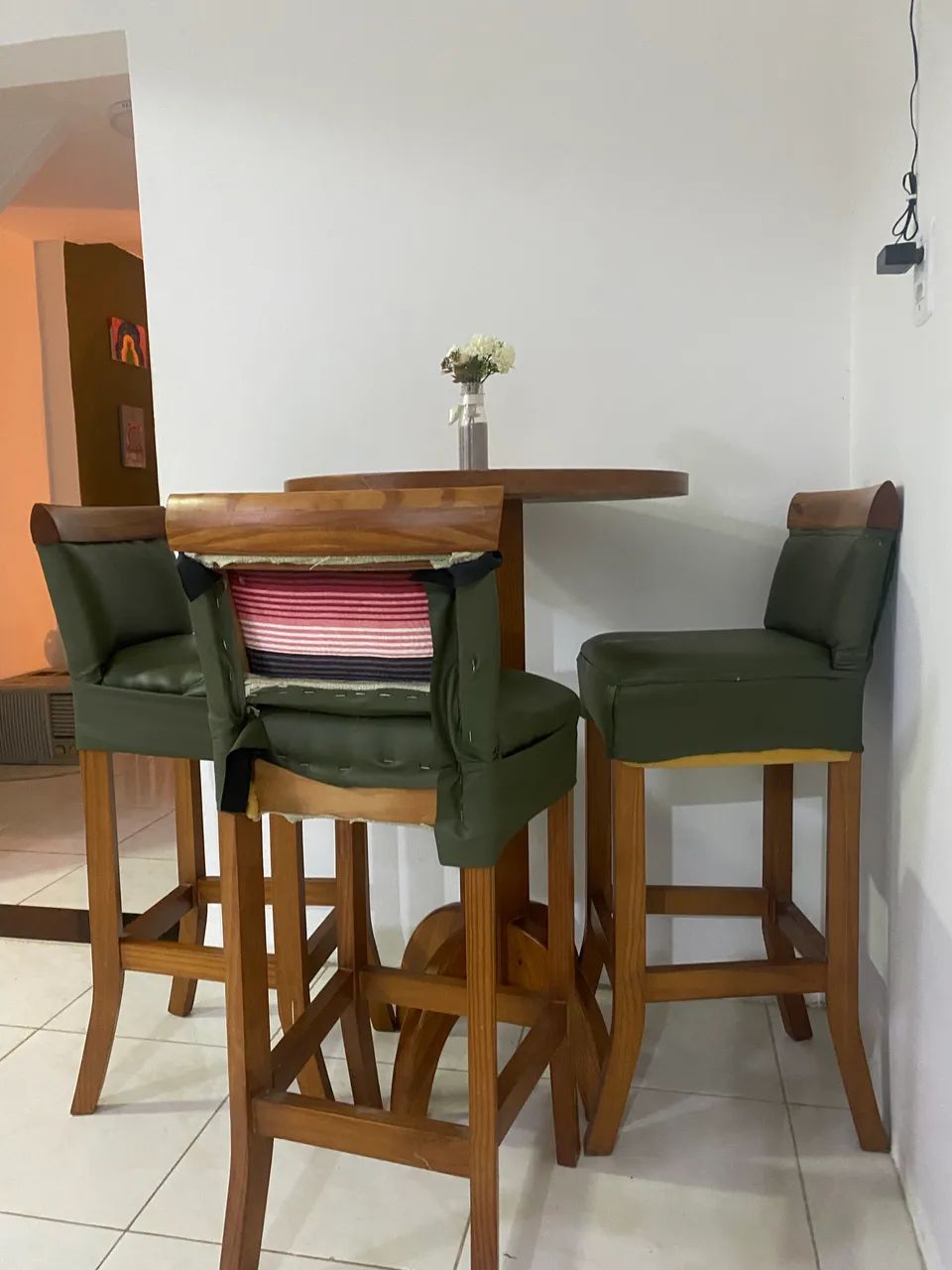 Mesa Bistrô de Madeira com 3 Banquetas - Foto 5