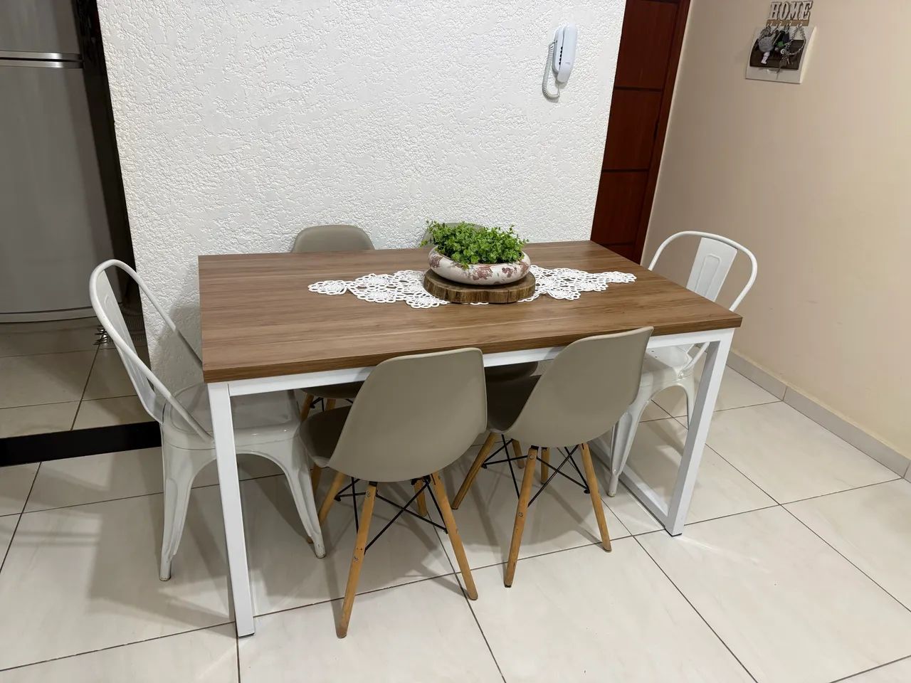 Mesa e cadeiras de jantar estilo industrial 