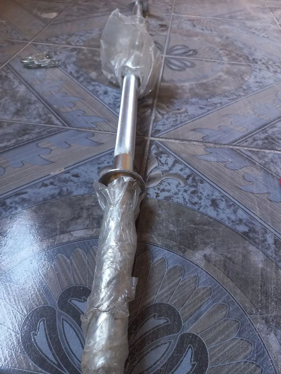 Barra maciça e suporte pra anilhas 
