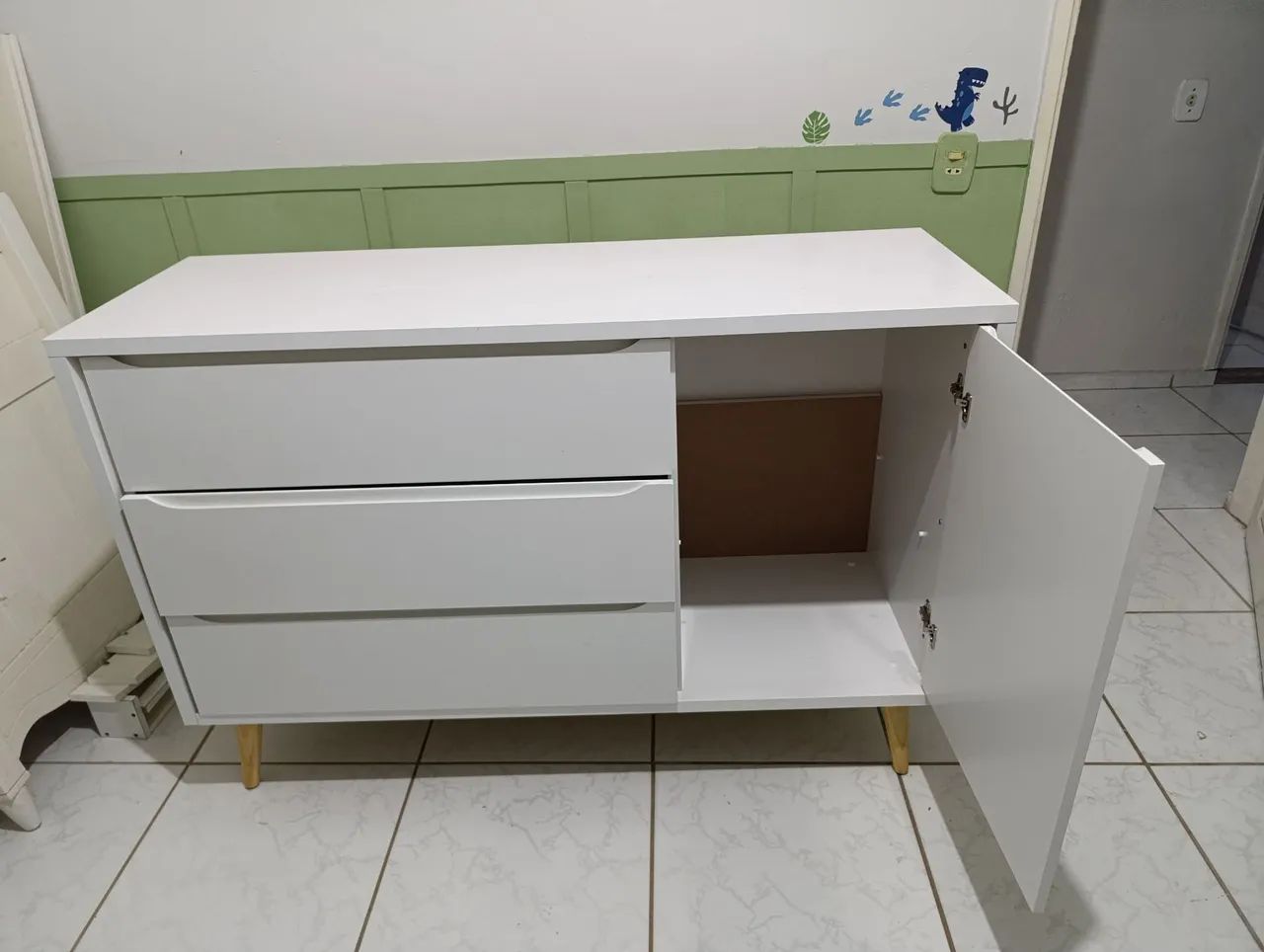 Cômoda 3 gavetas e 1 porta 