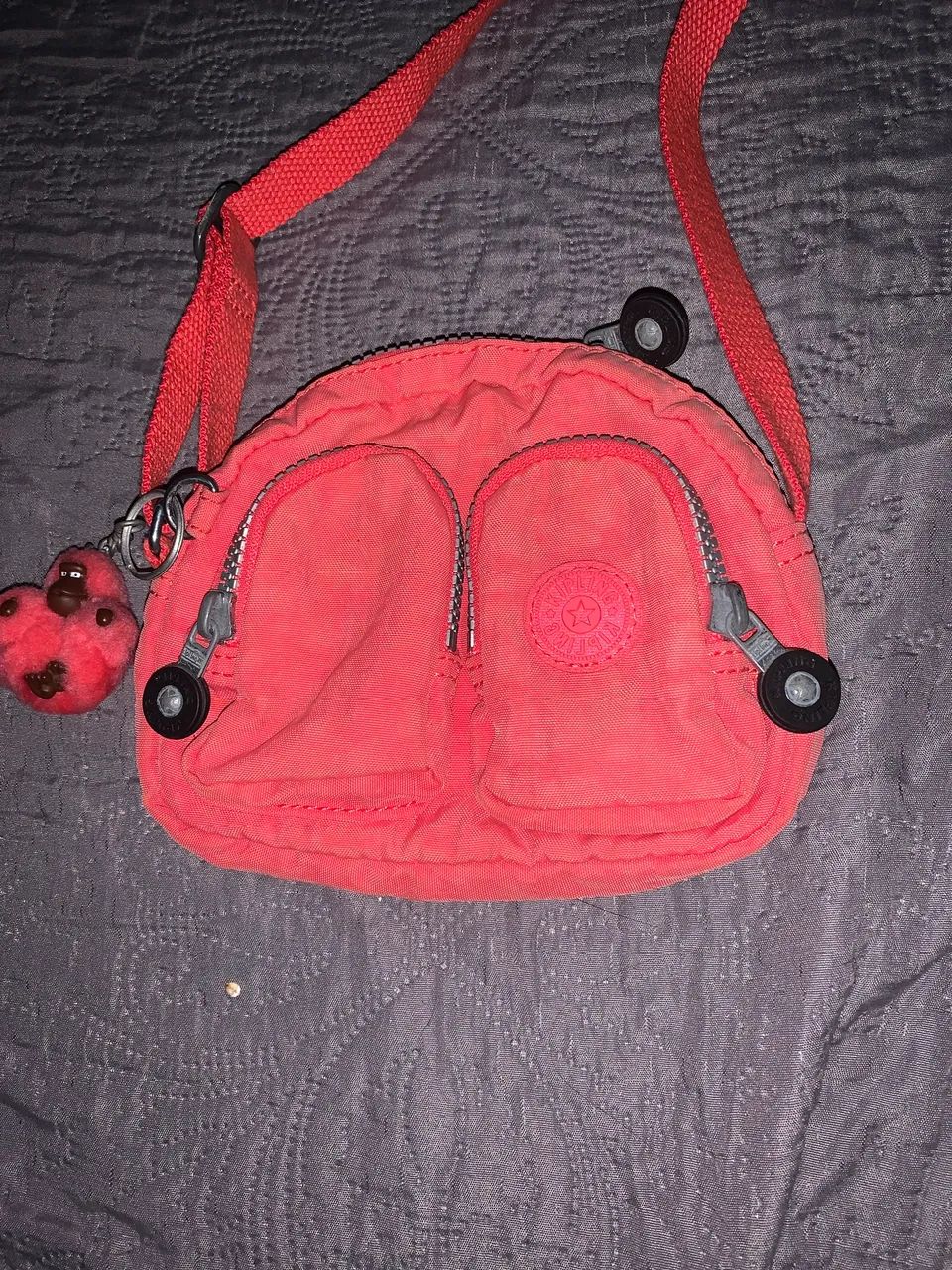 Bolsa Kipling, modelo Kalipe, com dois bolsos frontais com zíper e alça ajustável.  - Foto 2