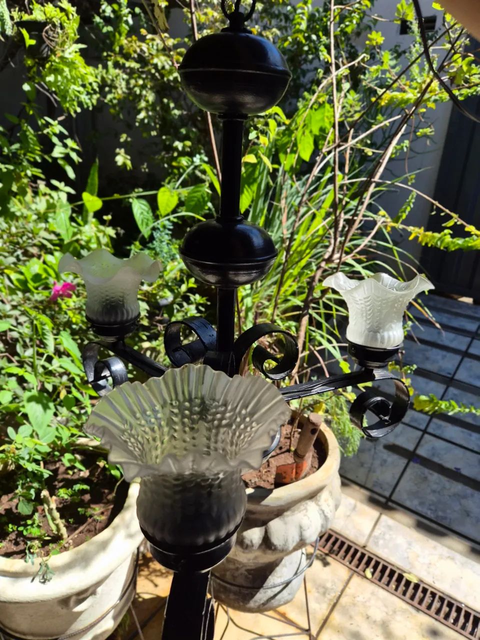 Lustre antigo com 3 cúpulas de vidro - Foto 3