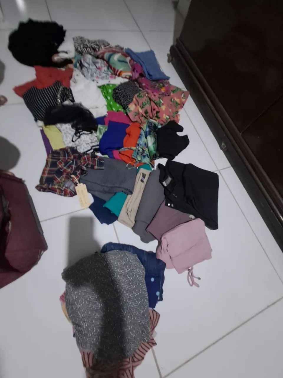 Lote de roupas com 42 peças  - Foto 2