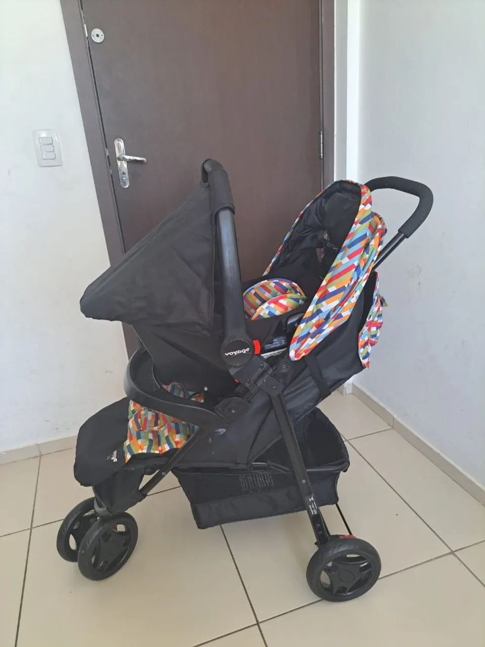 Kit carrinho e bebê conforto 