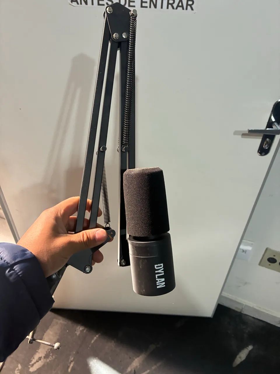 Microfone Dylan Dm 7 dinâmico preto Pouquíssimo usado