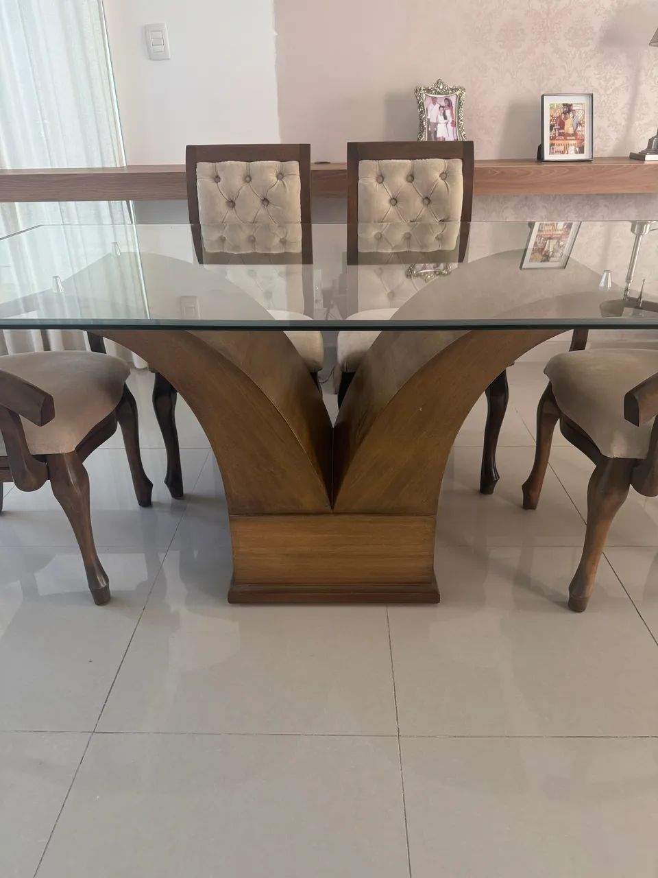 Mesa de jantar 1,80m com base em madeira + 6 cadeiras com estofadas - design elegante   - Foto 2